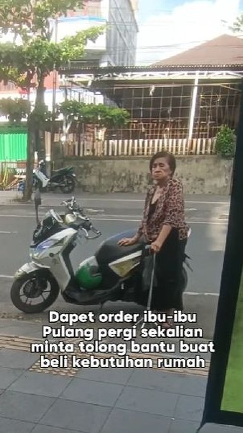 Perjuangan Seorang Wanita Paruh Baya Bertahan Hidup, Semuanya Serba Pakai Ojol!