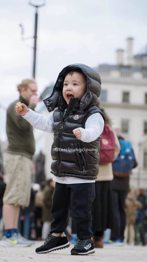 Makin Ganteng & Ekspresif, 8 Foto Lucu Rayyanza Malik Ahmad Selama Berada di London