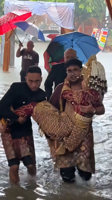 Touching! Wedding in Aceh Takes Place in the Middle of a Flood, Bride and Groom Forced to Be Carried to the Wedding Stage