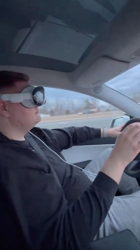 Viral Orang Nyetir Mobil Tesla Pakai Apple Vision Pro
