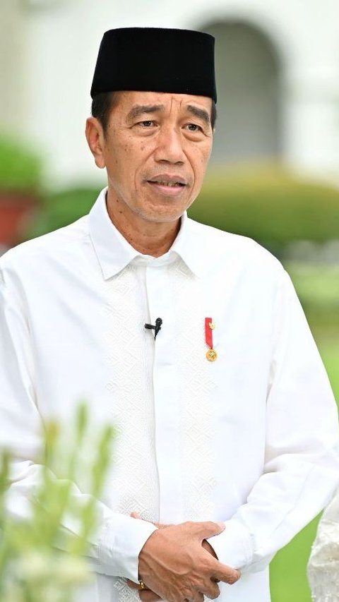 Mobil Presiden Jokowi Tiba-Tiba Berhenti Lihat Pria Bentangkan Banner, Tulisannya jadi Sorotan