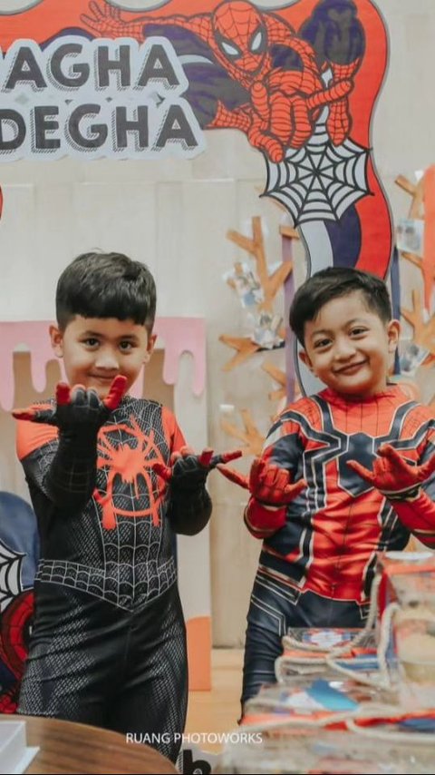 Intip Foto-foto Terbaru Magha dan Degha Anak Kembar Kadek Devi di Momen Ultah ke-6, Kompak Pakai Kostum Spiderman