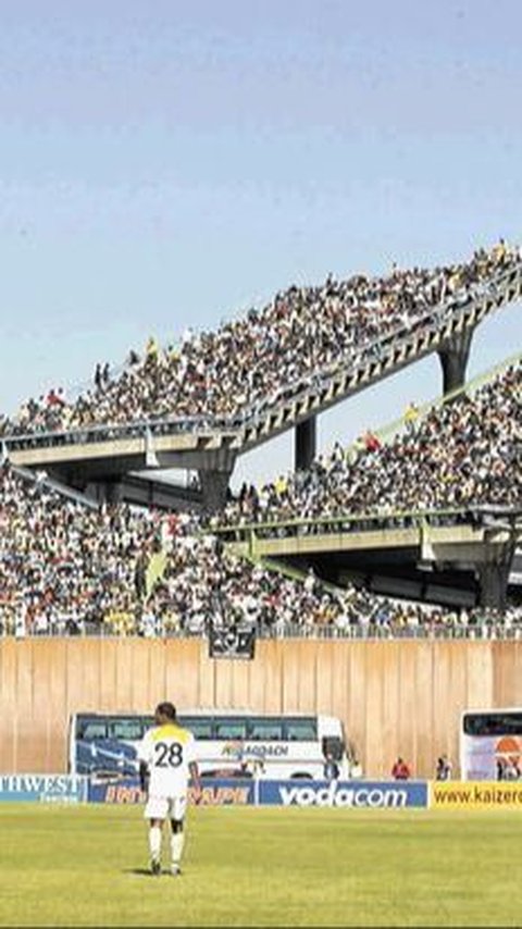 Mmabatho, Stadion Sepak Bola Paling Aneh di Dunia, Kursi Tribunnya Menyusahkan Penonton