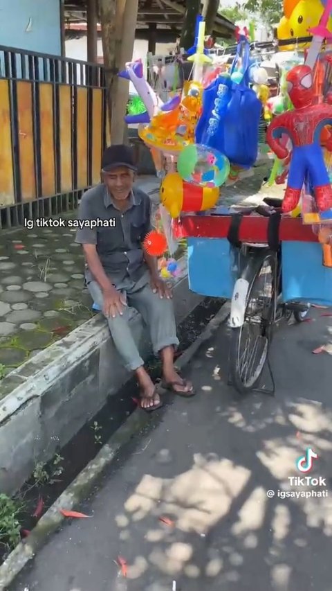 Viral Kisah Kakek Wasiman Penjual Mainan yang Bekerja Demi Biaya Berobat Istrinya, Bikin Sedih