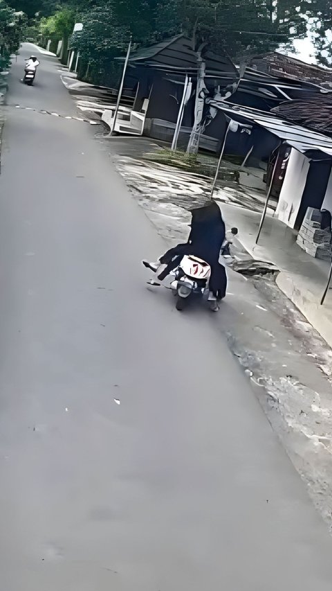 Riding a Motorcycle Together, a Young Child Fails to Control the Vehicle and Crashes into a Tree, the Ending is Hilarious