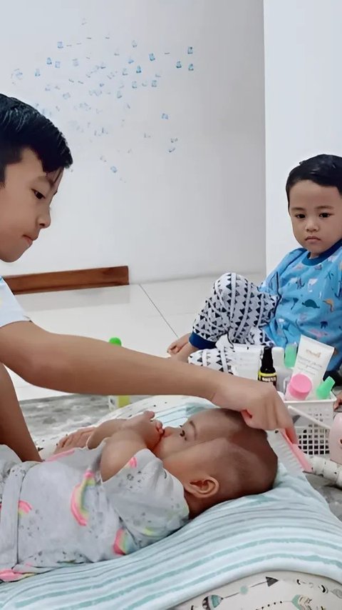 Moment of Older Brother's Jealousy towards Baby Brother Ends Up Being Really Sweet