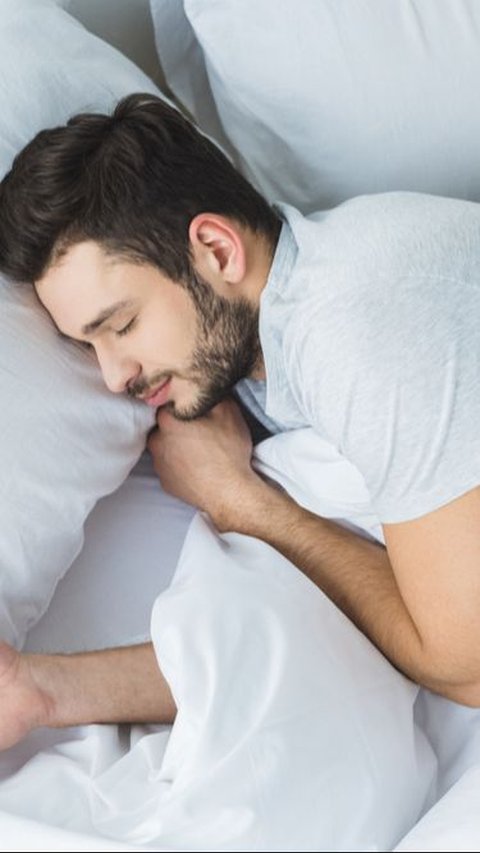 Sering Berdebar Kencang? Hindari Tidur Miring Kiri untuk Lindungi Jantung