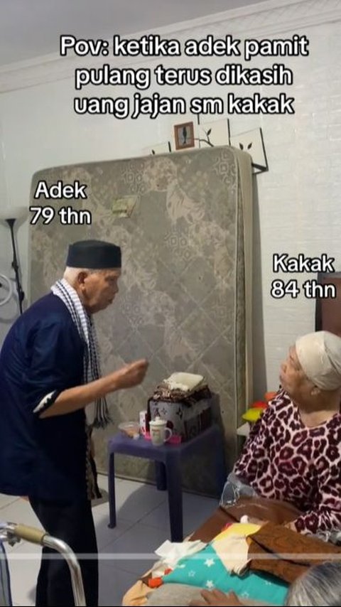 Sweet Moment of Older Sister Giving Pocket Money to Her 79-Year-Old Younger Brother, Close Despite Both Being Elderly
