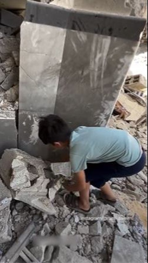 VIDEO Bocah di Gaza Bersemangat Kumpulkan Lembaran Alquran, Berserakan di Masjid yang Hancur Dibom Israel