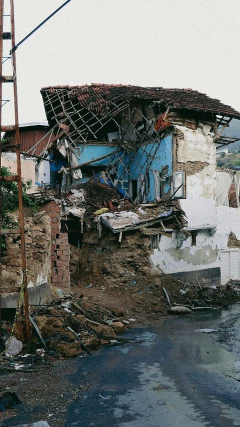 Waspada Longsor dan Banjir Bandang Pasca Gempa