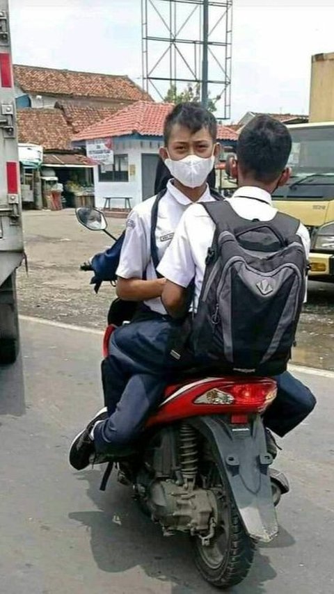 10 Potret Aneh Kelakuan Pemotor, Menimbulkan Rasa Bingung yang Tinggi