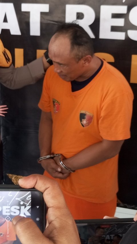 Viral Ancam Petugas Medis Puskesmas Leuwisadeng, Pria Ini Tertunduk Lesu di Kantor Polisi