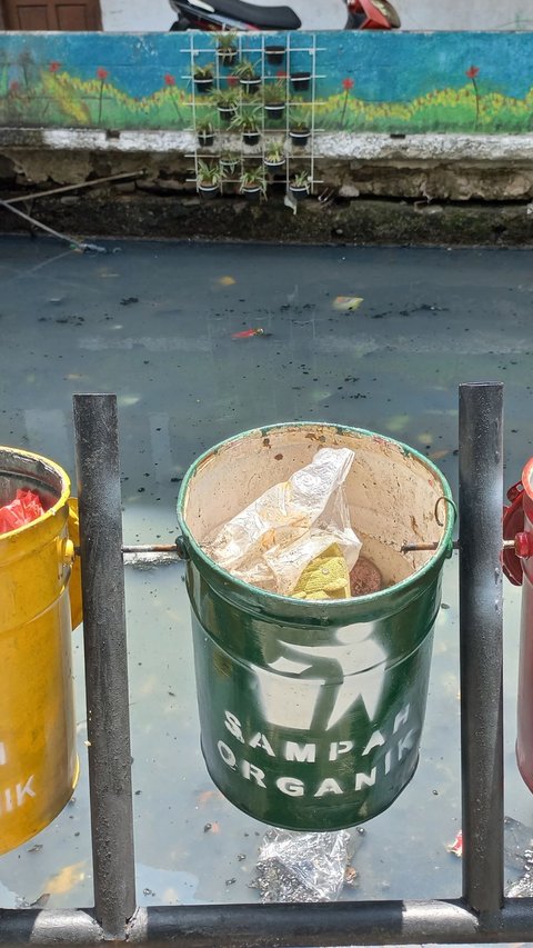 Miris Warga Bantaran Kali Ciliwung Ibu Kota, Hidup Berdampingan dengan Bau Sampah
