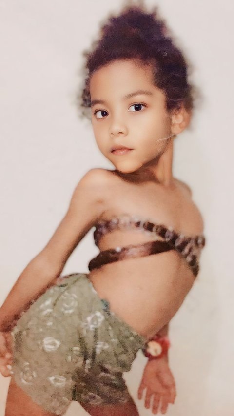 This Child in the Photo is Now a Beautiful Artist and Her Appearance is Stunning, Can You Guess Who She Is?