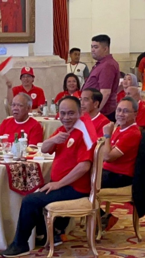 Suasana Nobar di Istana Jokowi dan Menteri, Kompak Pakai Jersey Timnas Indonesia