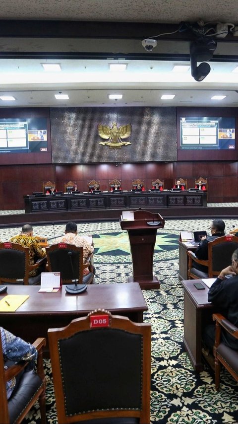 Momen Ketua Bawaslu Tertangkap Kamera MK Tidur