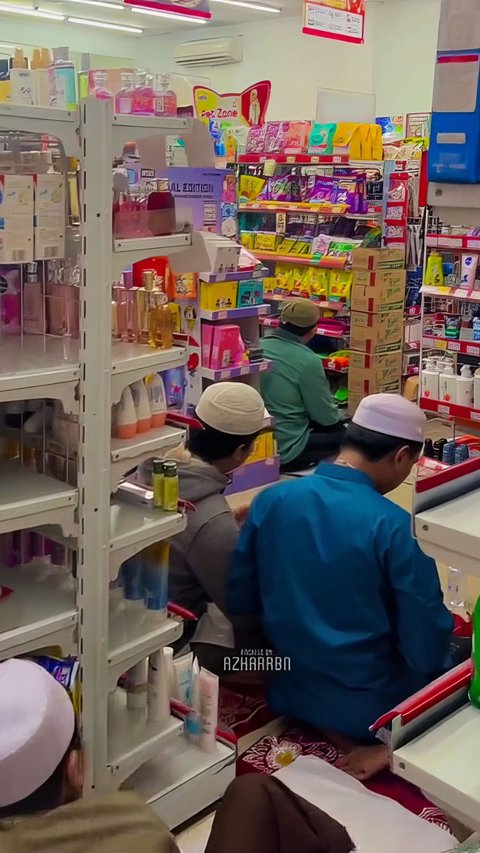 Viral! Tarawih Prayer Congregation in Bogor Overflows into Minimarket, Cashier Still Serves Customers, but Netizens Worry about the Fate of Employees