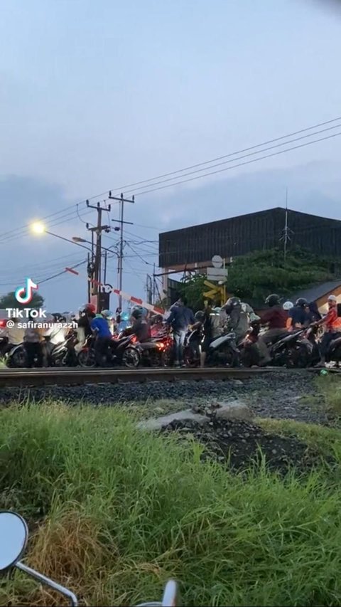 Momen Menegangkan Belasan Motor Terjebak di Tengah Rel Kereta di Karawang, Begini Kronologinya