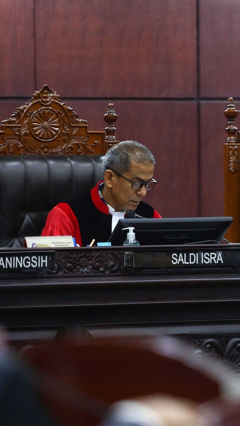Hakim MK Saldi Isra Sentil Kuasa Hukum KPU