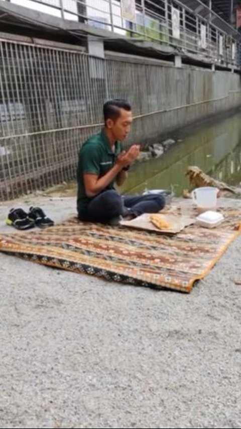 Bukan dengan Manusia, Pria ini Buka Puasa Bersama dengan Buaya