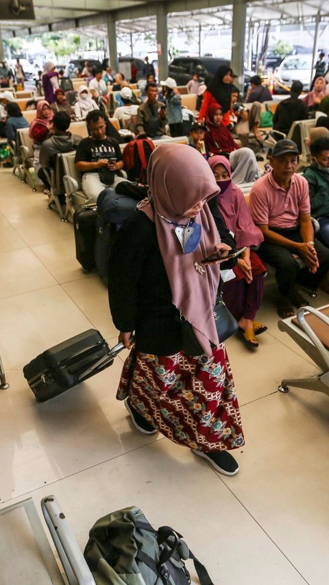 FOTO: Pemudik Mulai Padati Stasiun Pasar Senen, 42 Ribu Penumpang Kereta Sudah Meninggalkan Jakarta