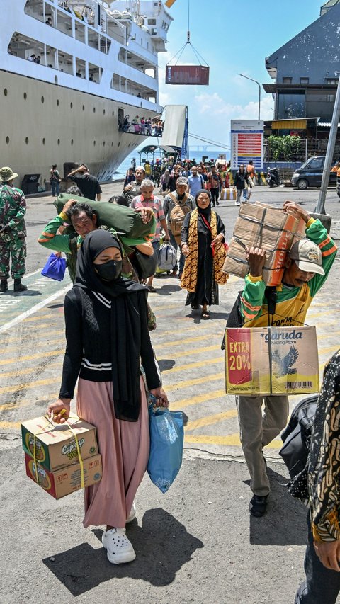 FOTO: H-7 Lebaran, Gelombang Pemudik Mulai Berdatangan di Pelabuhan Tanjung Perak Surabaya