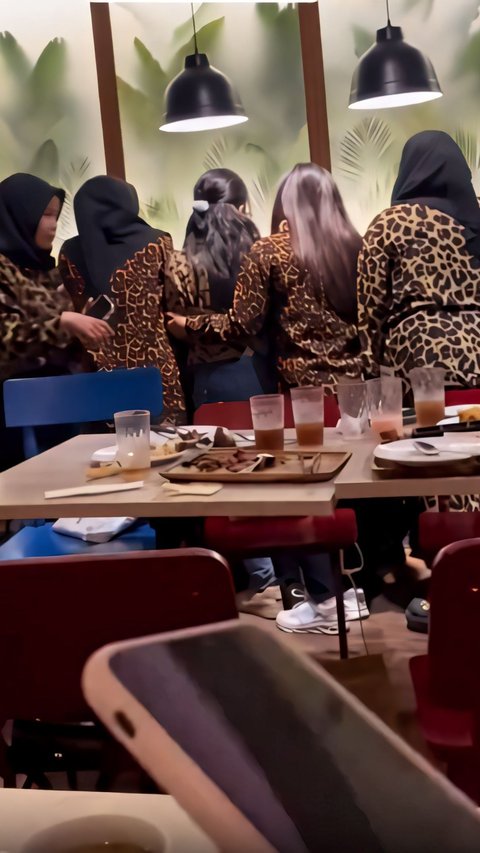 Setelah Mukena, Kini Geng Emak-emak Kompak Pakai Baju Motif Macan Tutul Saat Buka Bersama, Netizen: 'Bukber di Kandang Macan'