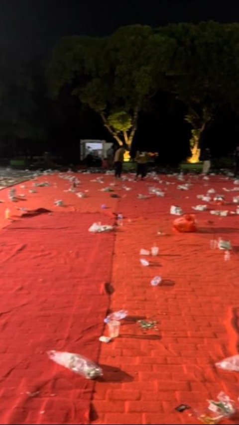 Penampakan Lapangan Penuh Sampah usai Nobar Timnas Indonesia vs Uzbekistan, Bikin Miris