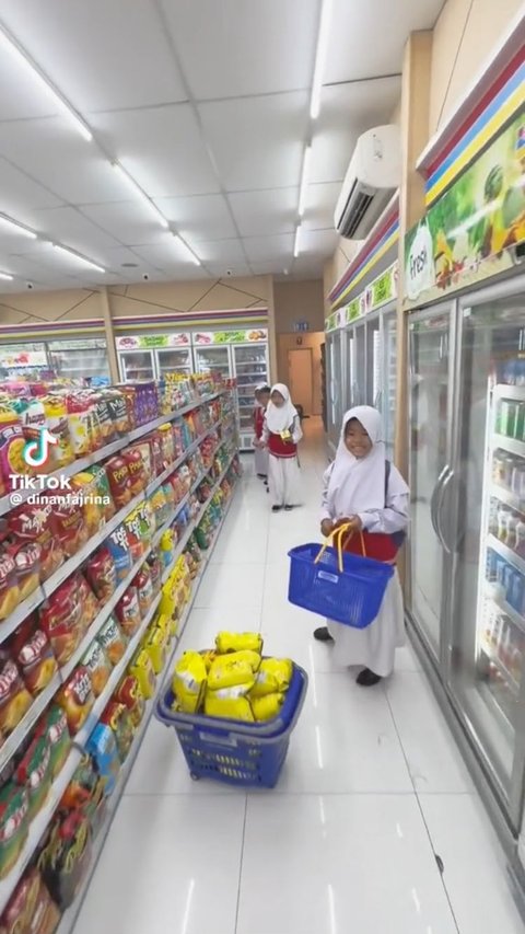 Viral Wanita Traktir Anak SD Jajan di Minimarket, Reaksi Anak-Anak Curi Perhatian