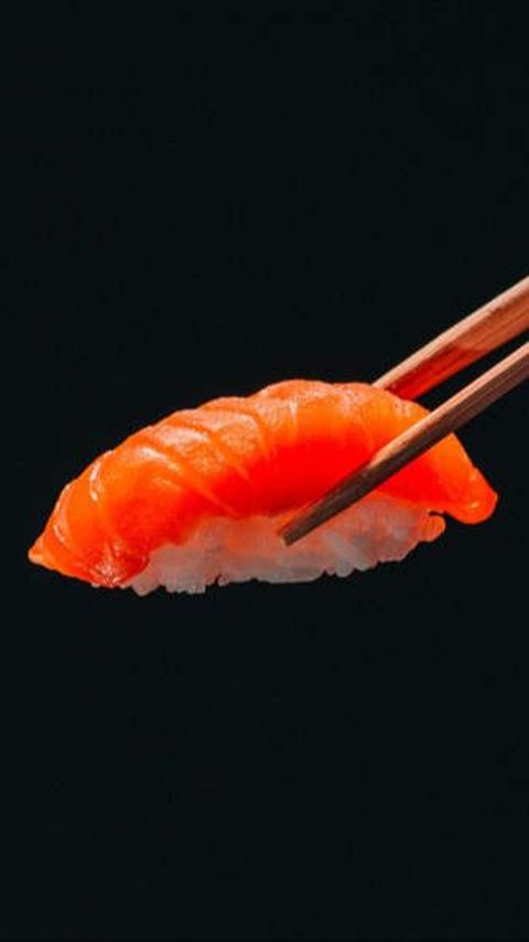 Restoran di Jepang Ini Hadirkan Menu Sushi Terkecil di Dunia