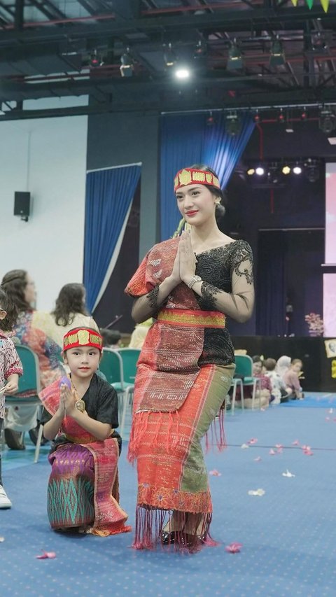 Foto-foto Anissa Aziza & Alea Ikut Fashion Show saat Momen Hari Kartini di Sekolah, Ibu dan Anak Kompak Banget