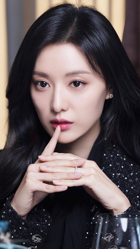Peek into the Style of Lady CEO Kim Ji Won Queen of Tears, Classy and Feminine