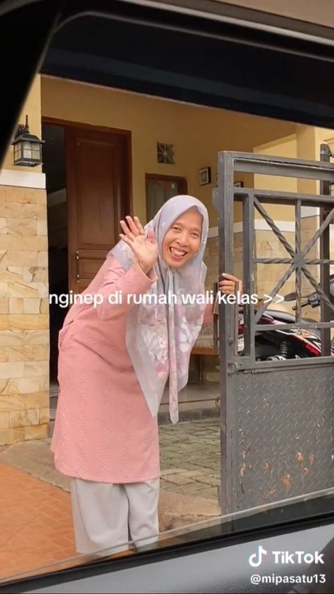 Aksi Sekelompok Siswa Menginap di Rumah Wali Kelasnya Ini Viral, Bikin Iri