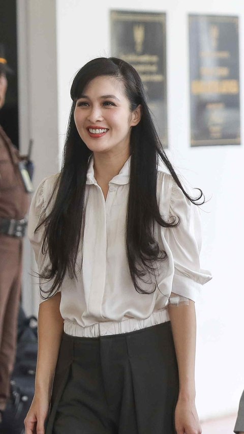 Beri Pose Saranghaeyo Sambil Tebar Senyuman Saat Tiba di Kejagung, Sandra Dewi Panen Cibiran Sinis