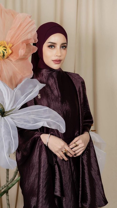 Inspirasi Gaya Emy Aghnia dengan Sentuhan Elegan Warna Cokelat