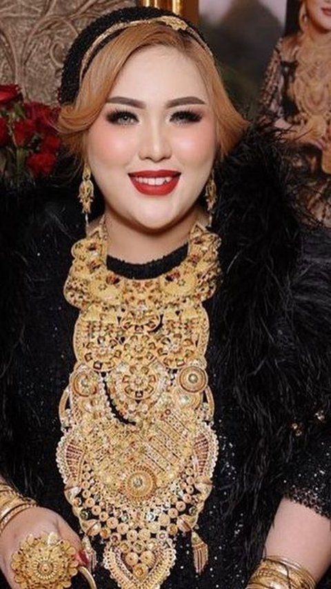 Potret Gaya Bos Skincare Mira Hayati Pakai Jilbab dari Emas, Penampilannya Bak Cleopatra