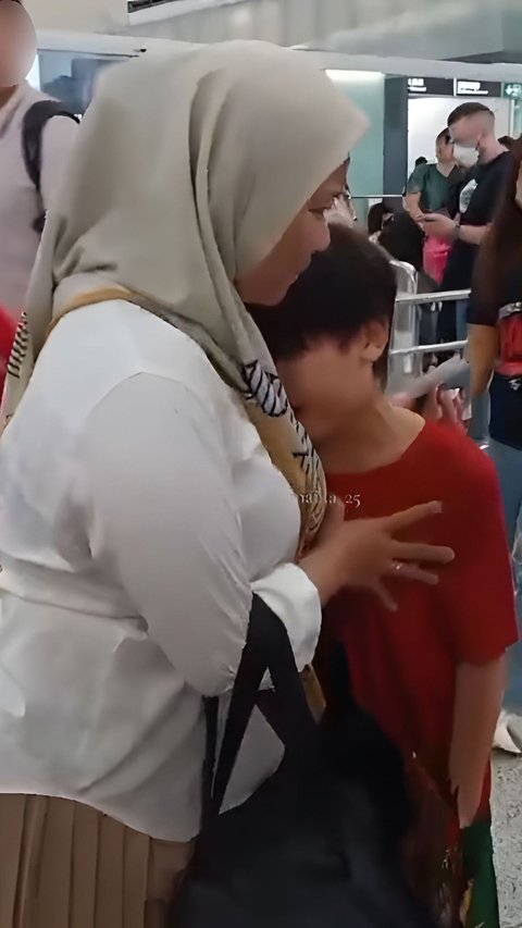 Emotional Moment of Hong Kong Employer's Family Separating from Indonesian Domestic Worker, Tears Break Out Unwilling to Let Go