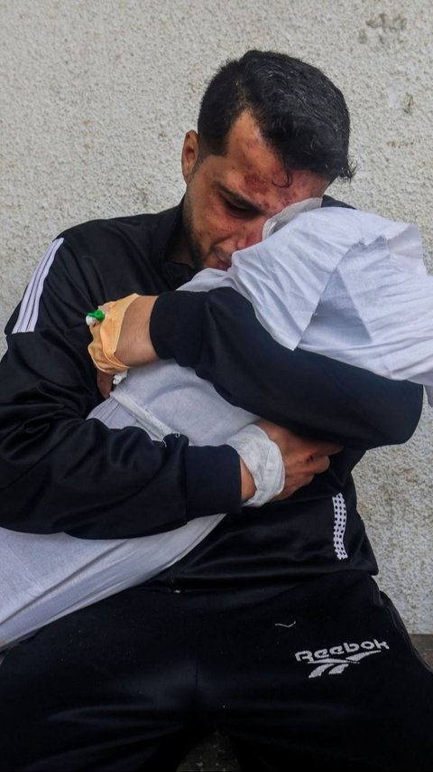FOTO: Kisah Pilu Ayah Palestina Menangis Histeris Peluk Dua Putrinya yang Tewas Akibat Serangan Israel