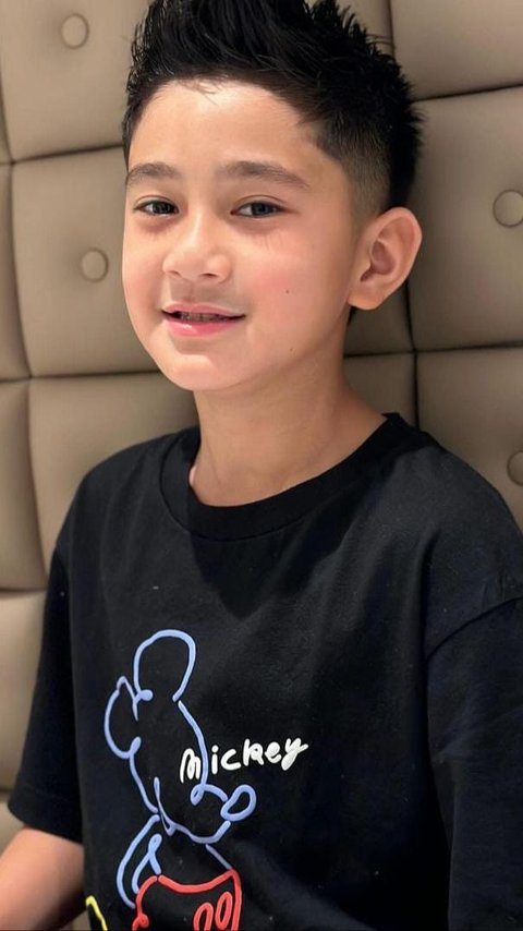 Ganteng Banget! Potret Rafathar dengan Gaya Rambut Baru  Dipuji, Disebut Bocil Meresahkan Hingga Makin Mirip Jaehyun NCT