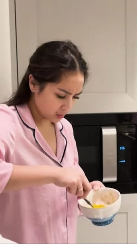 Sudah Banyak Sekali Makanan di Meja, Potret Nagita Slavina Tetap Masak Untuk Sahur Bareng Raffi Ahmad