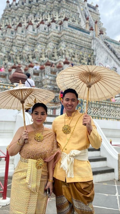 Potret Annisa Bahar Gandeng Pacar Baru Brondong Ganteng di Thailand, Mesra Abis Meski Usia Beda 19 Tahun