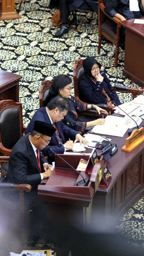 Menteri Jokowi Dicecar Soal Bansos