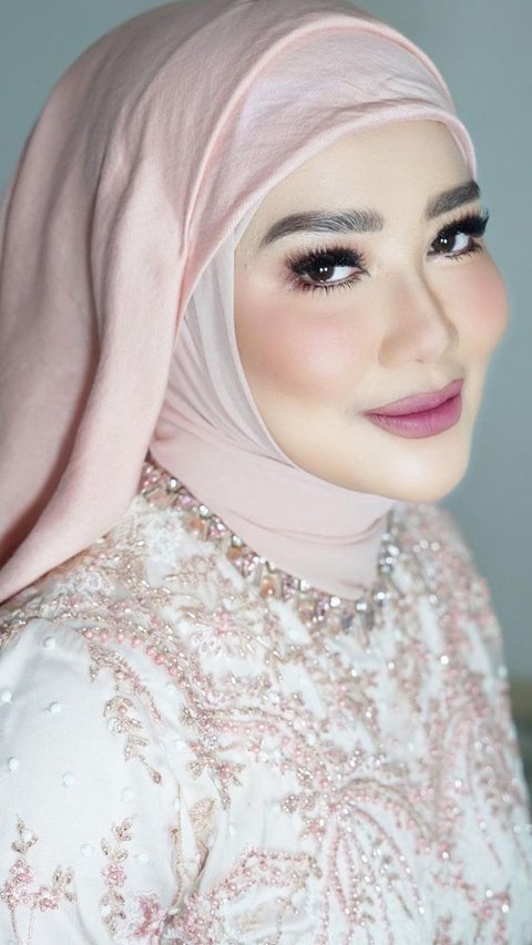 The Charm of Reza Artamevia When Wearing a Pink Hijab with All-Pink Makeup