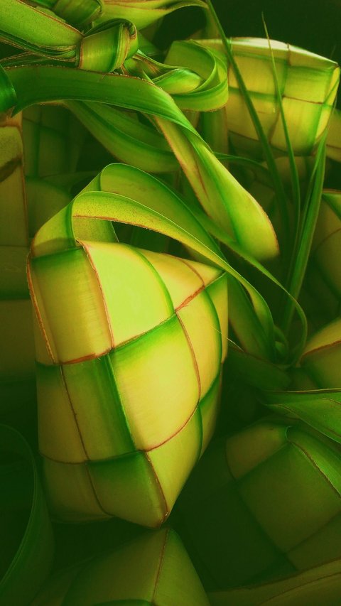Tips for Choosing Coconut Leaves to Make Lebaran Ketupat, Complete with Its Special Meaning