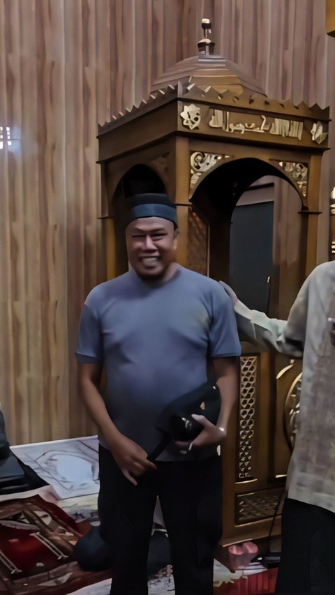 Mobil Masuk Bengkel Lalu Singgah di Masjid Cuma Buat Sholat, Tak Sangka Polisi Ini Malah Dapat Rezeki Mengejutkan