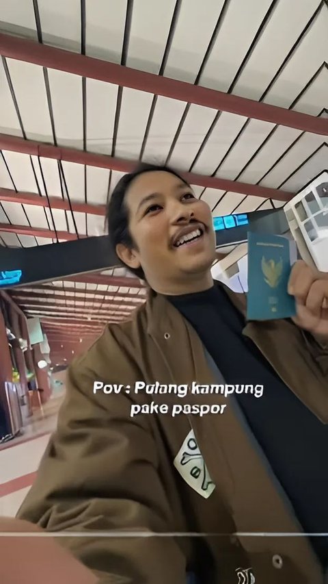 To Get Cheap Tickets, This Young Man Goes to Aceh Using His Passport