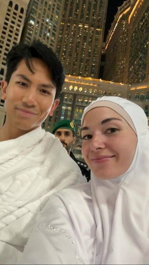 Potret Pangeran Mateen dan Anisha Rosnah Jalani Umrah, Alat Sholat Sederhana Istrinya Dibilang Mirip Mukena di Masjid