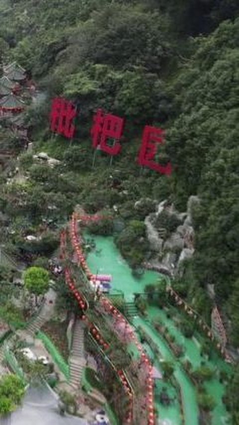 The Largest Hot Pot Restaurant in the World, Accommodating 5,800 People Almost Half a Hill