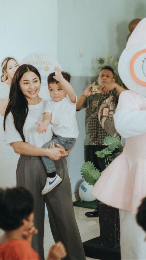 Potret Seru Perayaan Ultah Baby Issa Anak Nikita Willy, Outfit Simple & Berlangsung di Panti Asuhan