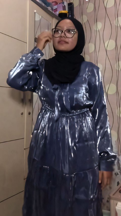 Ngakak! Shimmer Clothes Trend for Eid, Making the Eyes of the Villagers Shine and Being Called Similar to a Raincoat